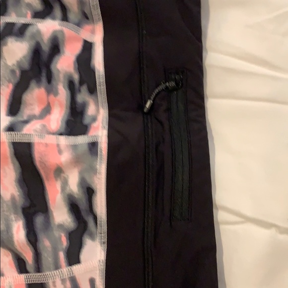 Lululemon pink camo run inspire crops - Picture 2 of 4